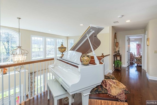 45 Schindler Way, Fairfield NJ  07004-2137 exterior