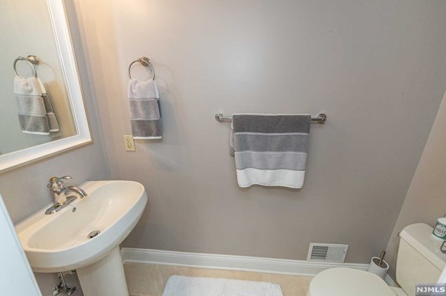 45 Schindler Way, Fairfield NJ  07004-2137 exterior