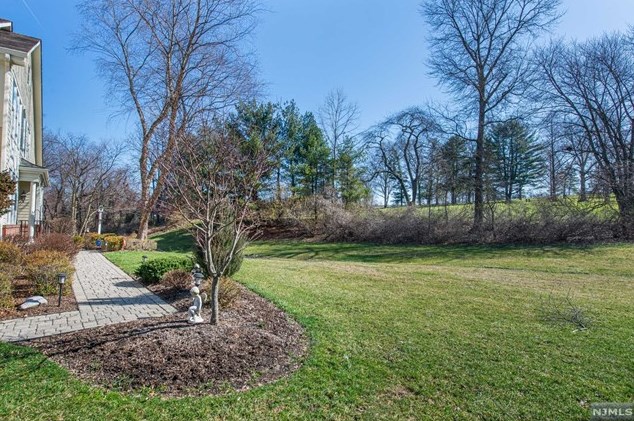 45 Schindler Way, Fairfield NJ  07004-2137 exterior