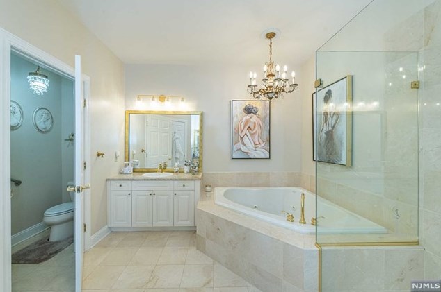 45 Schindler Way, Fairfield NJ  07004-2137 exterior