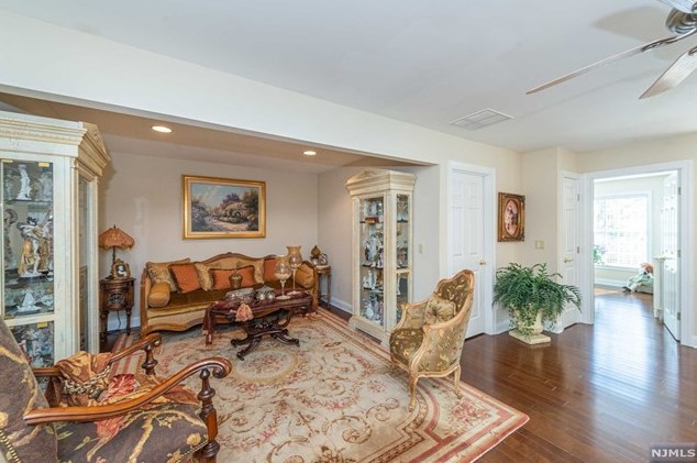 45 Schindler Way, Fairfield NJ  07004-2137 exterior