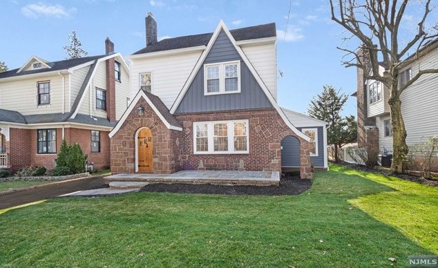 21 Raymond Ave, Rutherford, NJ 07070-1131