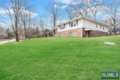 15 Rocky Hill Rd, Upper Saddle River, NJ 07458-1519