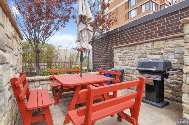 200 Old Palisade Rd, West Fort Lee NJ 07024-7056 exterior