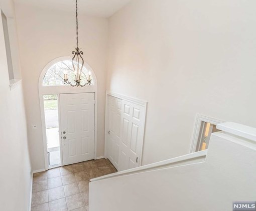11 Louisburg Sq, Verona, NJ 07044-2927