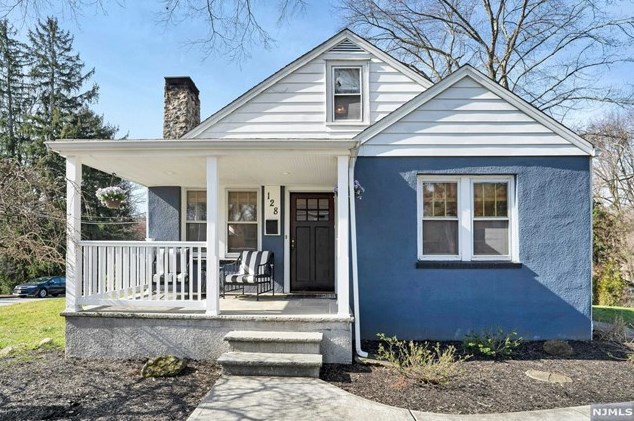 128 E Stevens Ave, Wyckoff, NJ 07481