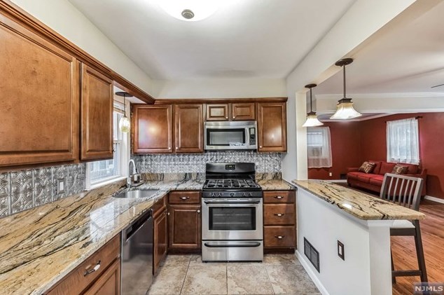 136 Knickerbocker Rd, Dumont, NJ 07628