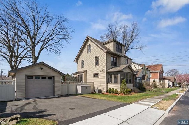 90 Elizabeth Ave, Elmwood Park NJ  07407-3021 exterior