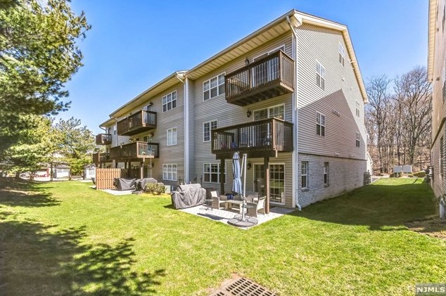 30 Mountain Ave, Paterson NJ  07506-3300 exterior