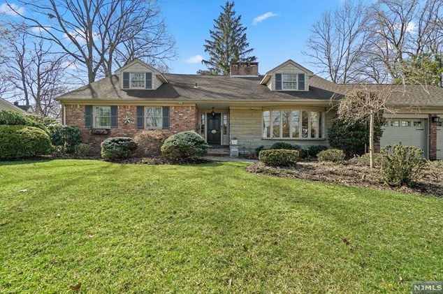 895 Lotus Ave, Oradell, NJ 07649-1311
