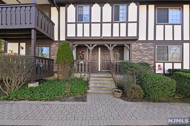 3401 Whittier Ct, Mahwah, NJ 07430-2303