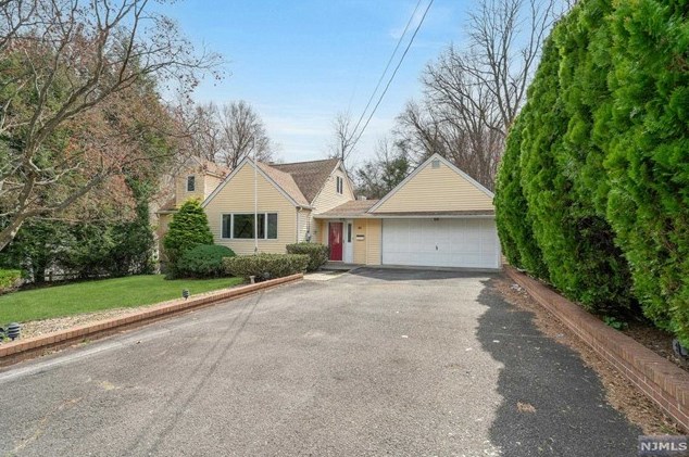 81 Eastview Ave, Mahwah, NJ 07430