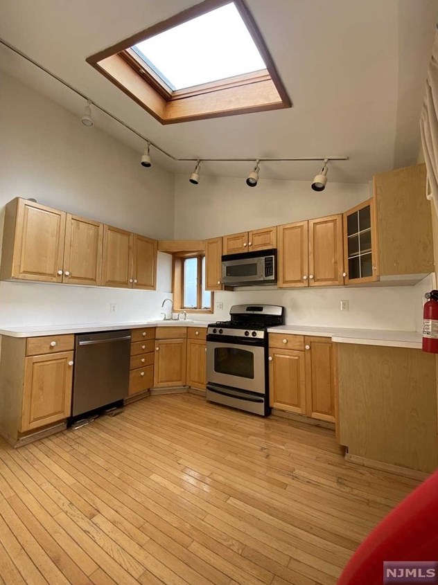954 Slocum Ave, Ridgefield, NJ 07657