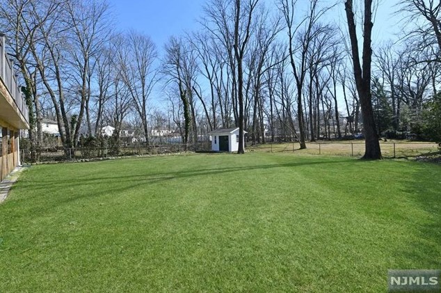 322 Mckinley Blvd, Paramus, NJ 07652