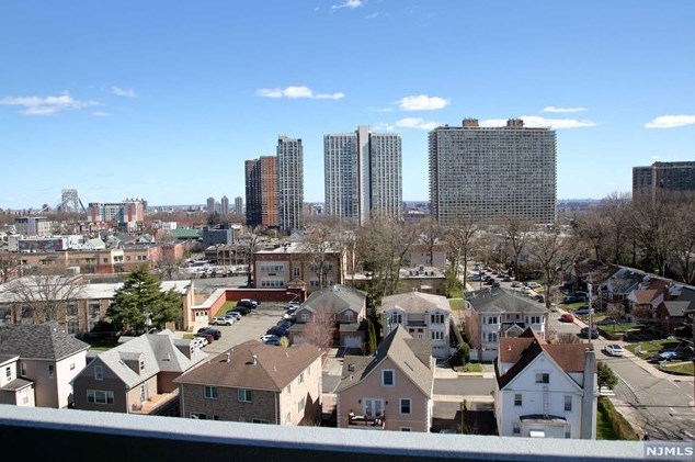 1600 Center Ave, West Fort Lee NJ  07024-4731 exterior