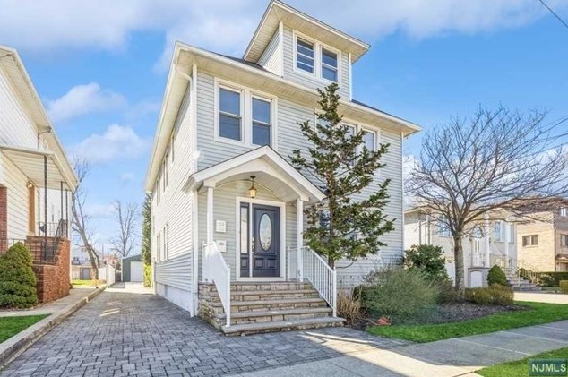 32 North St, Elmwood Park, NJ 07407-2246