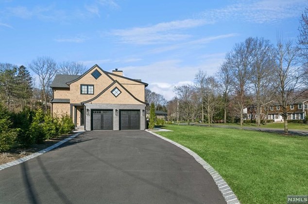 83 Pine Ter, Demarest, NJ 07627-1209