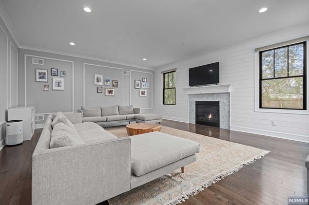 322 South Dr, Paramus NJ  07652-4813 exterior