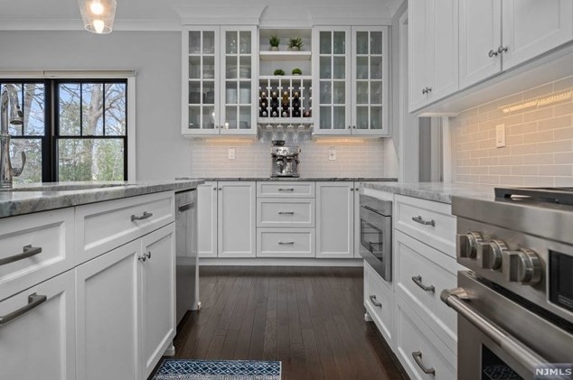 322 South Dr, Paramus NJ  07652-4813 exterior