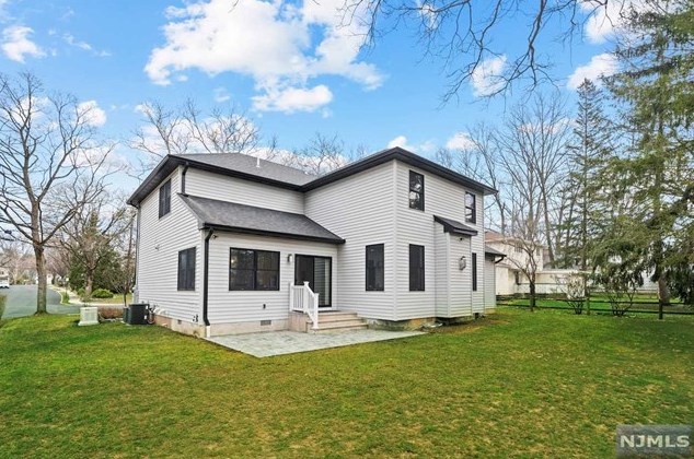 322 South Dr, Paramus NJ  07652-4813 exterior