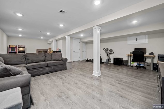 322 South Dr, Paramus NJ  07652-4813 exterior