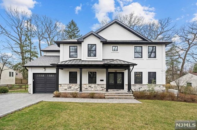 322 South Dr, Paramus NJ  07652-4813 exterior