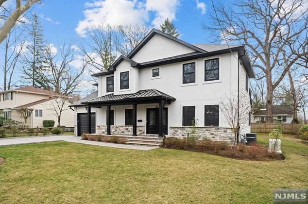 322 South Dr, Paramus NJ  07652-4813 exterior
