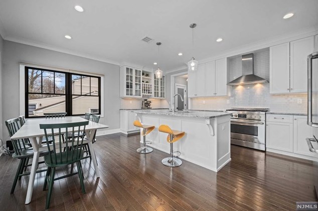 322 South Dr, Paramus NJ  07652-4813 exterior