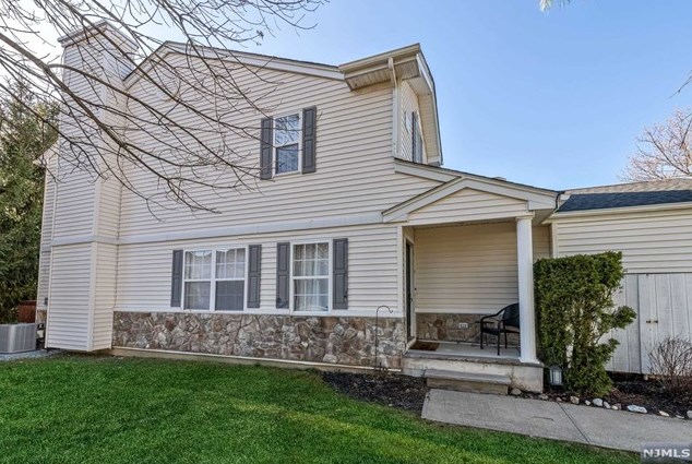 20 Lakeview Dr, Hardyston, NJ 07419