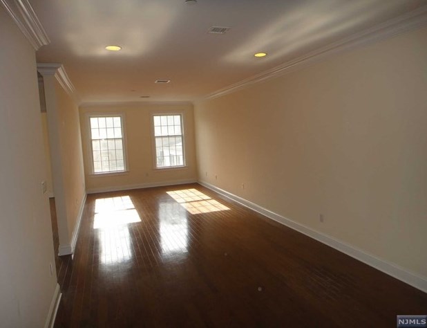 180 Edgewater Rd #1a, Cliffside Park, NJ 07010