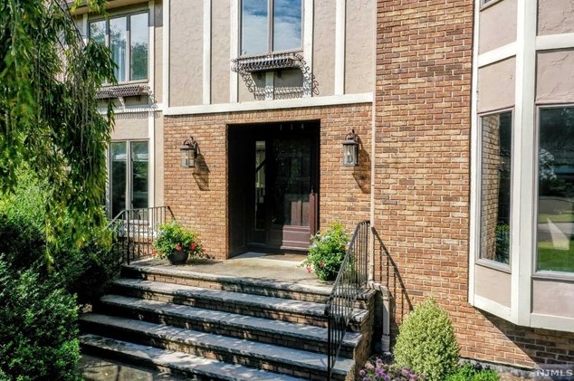 114 Woodcrest Dr, Westwood, NJ 07677
