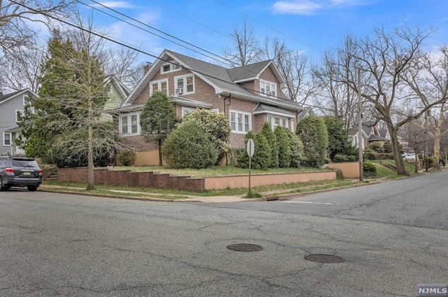 164 Selvage Ave, Teaneck, NJ 07666