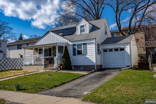 121 Stefanic Ave, Elmwood Park, NJ 07407-2422
