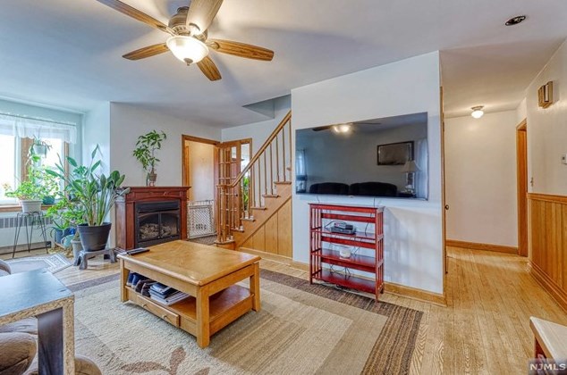 99 Grove St, Elmwood Park, NJ 07407-2106