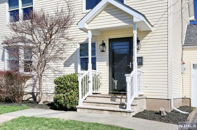 25 Richard Dr, Waldwick, NJ 07463-2010