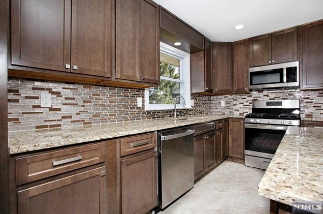 611 Kingsland Ave, Lyndhurst NJ  07071-2717 exterior