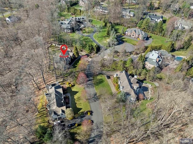 11 Cobblestone Dr, Upper Saddle River, NJ 07458