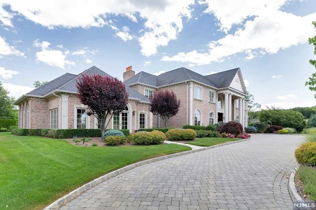 196 Vaccaro Dr, Cresskill, NJ 07626-1740