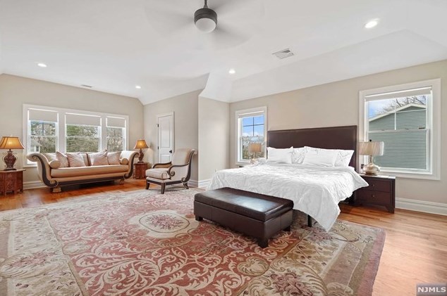 203 Marcotte Ln, Bergenfield NJ  07621-3212 exterior