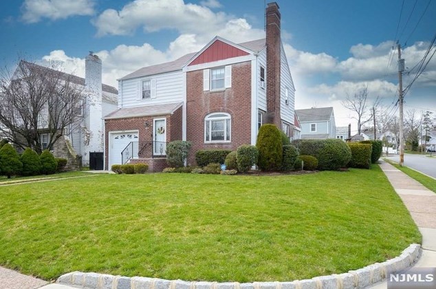 1046 Warren Pkwy, Teaneck, NJ 07666-5644