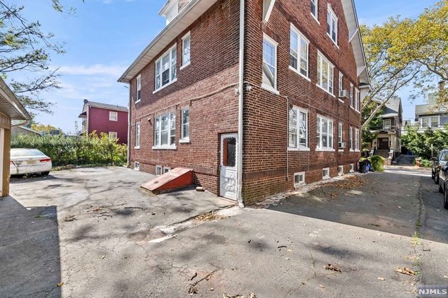 16 Poe Ave, Newark NJ  07106-1507 exterior