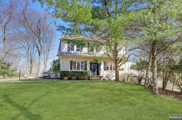 1075 High Mountain Rd, Franklin Lakes, NJ 07417