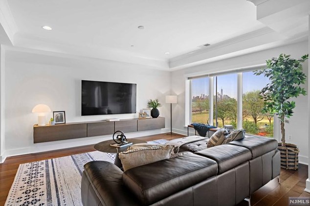 150 Henley Pl, Union City, NJ 07086-1300