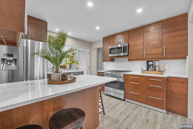 2 Chestnut St, Elmwood Park, NJ 07407