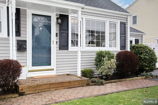 26 Grove St, Waldwick, NJ 07463-2013