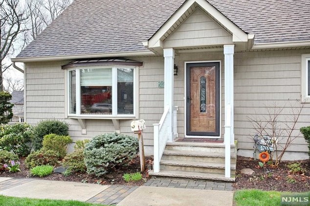 297 Haywood Dr, Paramus, NJ 07652-3327