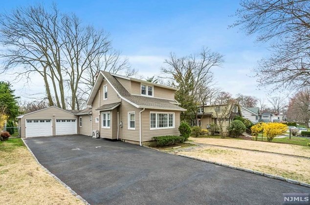 209 Woodland Ave, River Edge, NJ 07661