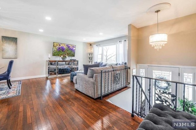 69 Oneida Ave, Oakland, NJ 07436