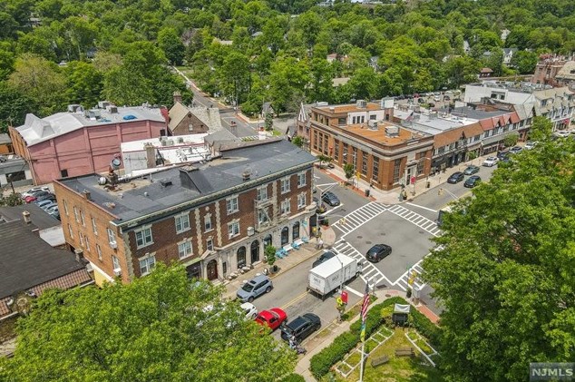 28 Greenview Way, Montclair NJ 07043-2531 exterior