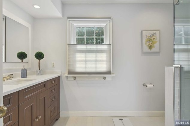 28 Greenview Way, Montclair NJ 07043-2531 exterior